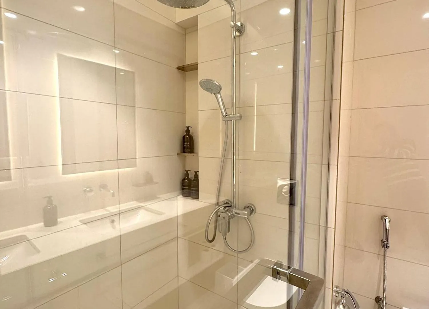 Luxury 2 Bedroom Apartment With Sea Views & Private Beach Access Dubai